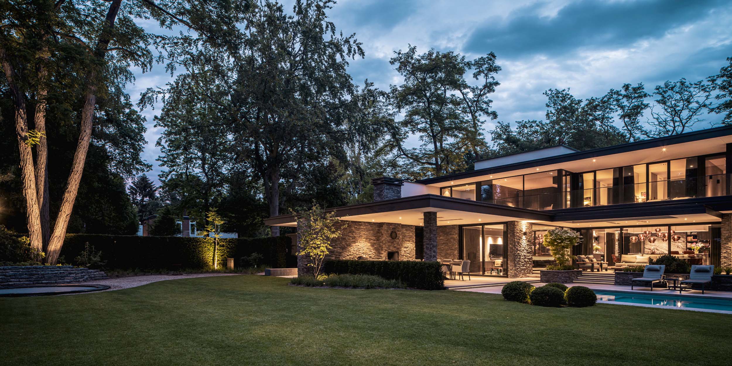 Moderne villa met uitzicht op bosrijke tuin en open leefruimtes