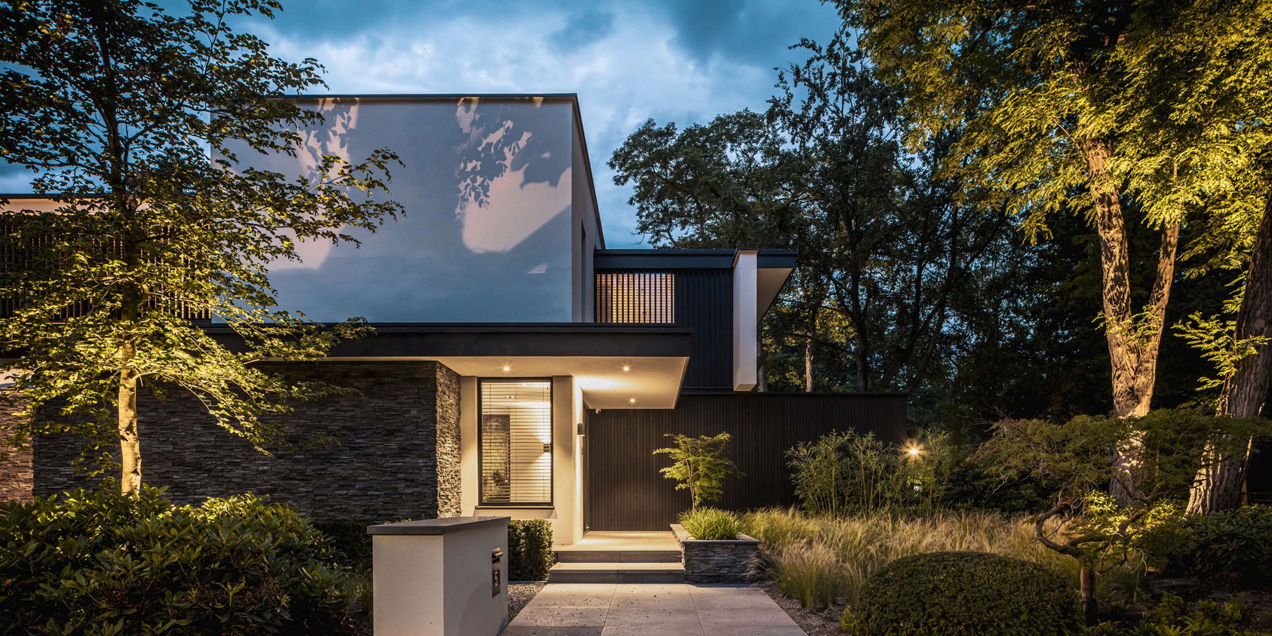 Moderne villa met natuurlijke lichtinval en verdiepte patio